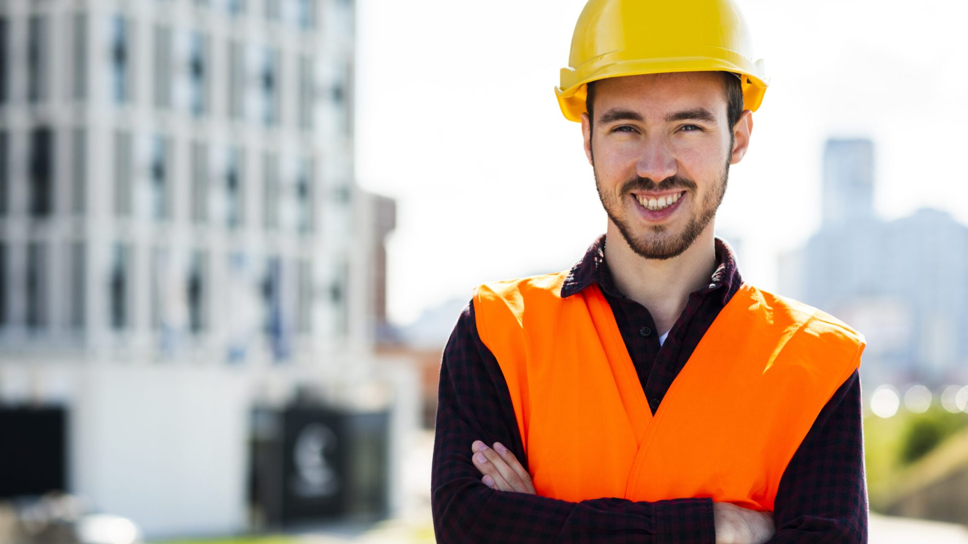 retrato-medio-trabajador-construccion-que-mira-camara
